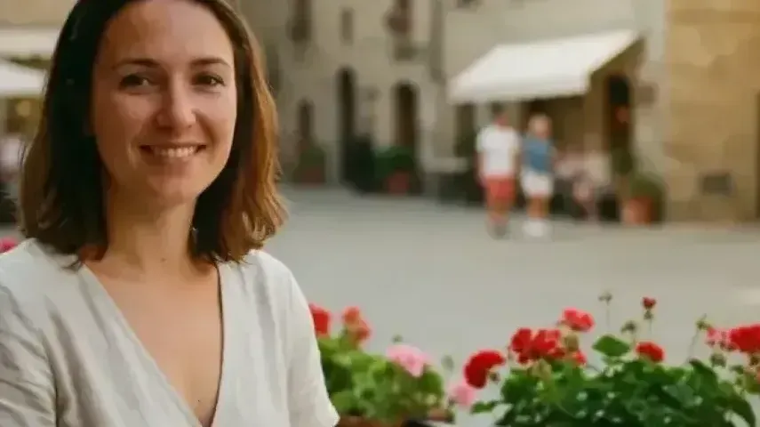 jeune française profitant d'une pause en terrasse après son travail saisonnier en Italie
