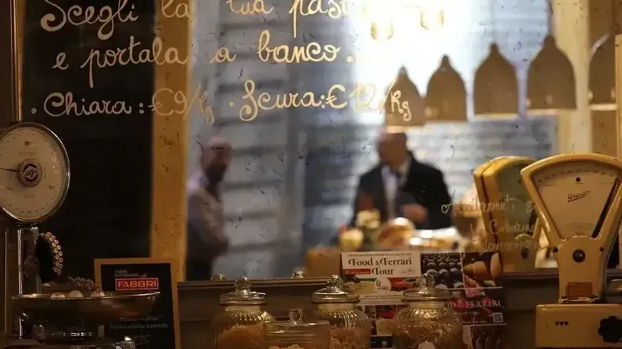 magasin de meubles d'occasion à Bologne en Italie