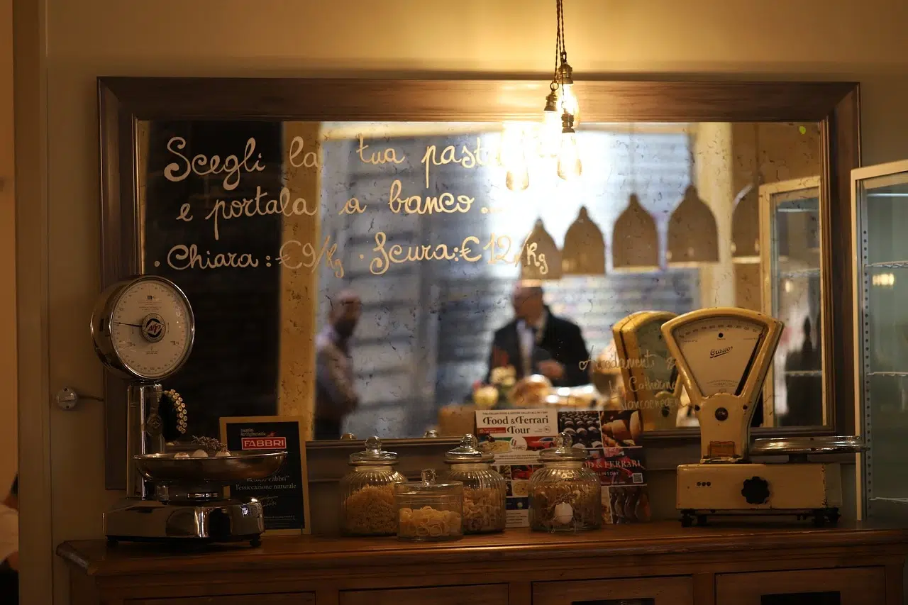 magasin de meubles d'occasion à Bologne en Italie