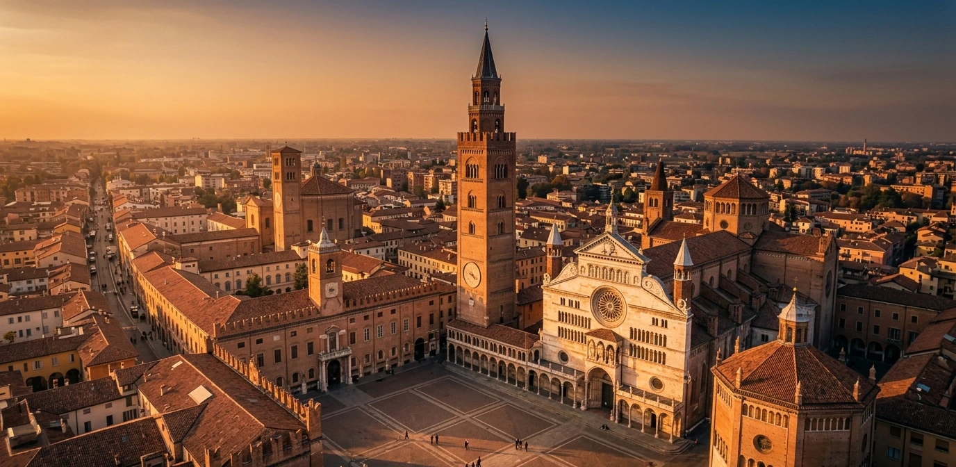 Vue aérienne de la Piazza del Comune à Crémone au coucher du soleil avec le Torrazzo et la cathédrale romane en arrière-plan